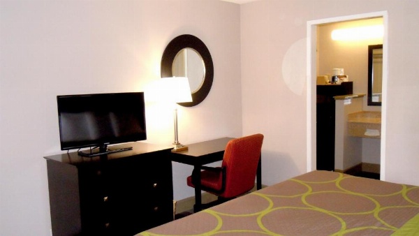 Super 8 by Wyndham Salinas image 12