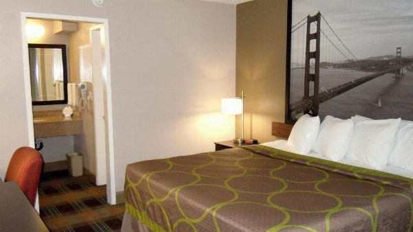 Super 8 by Wyndham Salinas image 14