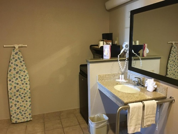 Super 8 by Wyndham Salinas image 22