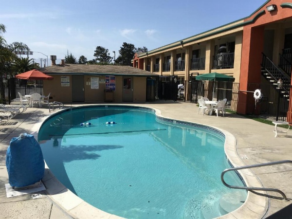 Super 8 by Wyndham Salinas image 26